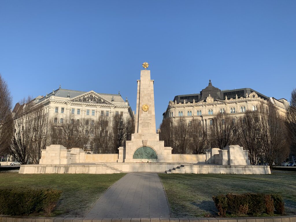 A Praça da Liberdade é pitoresca e tranquila. Entretanto, a história turbulenta da Hungria deixou sua marca aqui: há um grande monumento louvando o comunismo
