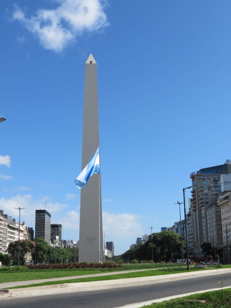 O Obelisco de Buenos Aires é um monumento histórico da cidade de Buenos Aires, Argentina. Foi erguido na Praça da República, no cruzamento das avenidas Corrientes e 9 de julio, em comemoração ao quarto centenário da fundação da cidade.