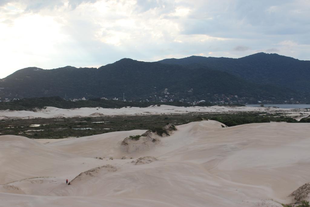 O sandboard é uma atividade famosa nestas dunas amplas com vistas panorâmicas para o mar.