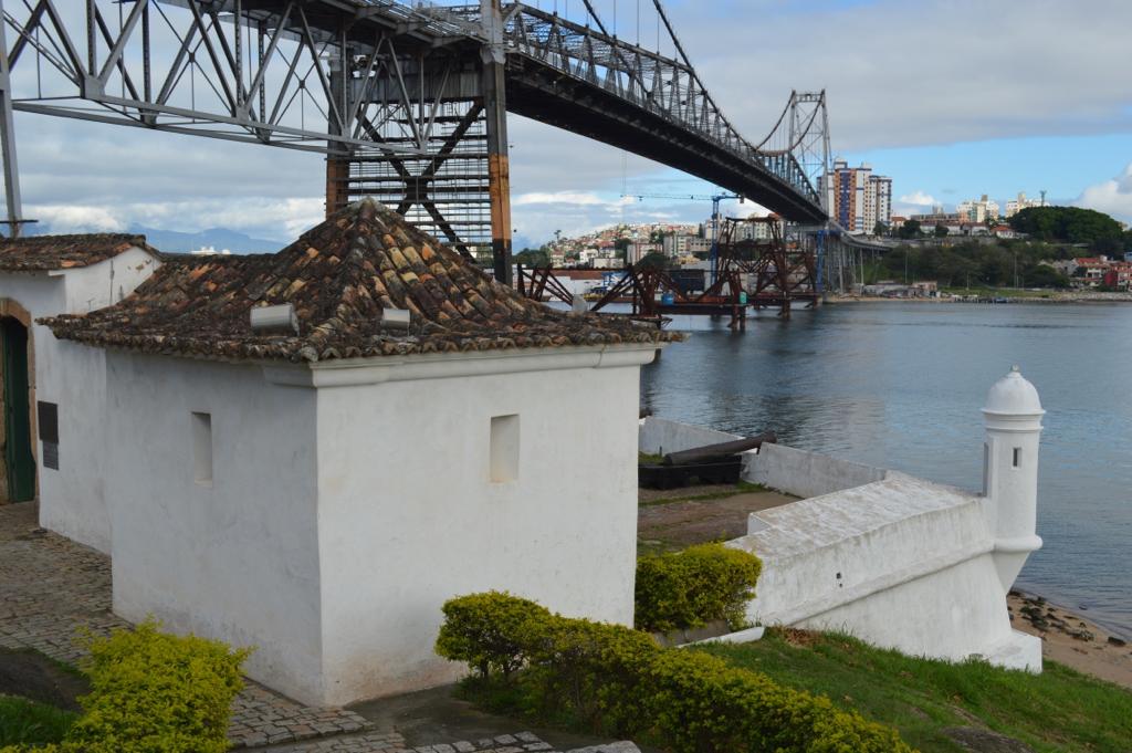 O Forte de Santana localizava-se no estreito do Rio Grande, no litoral de Santa Catarina.