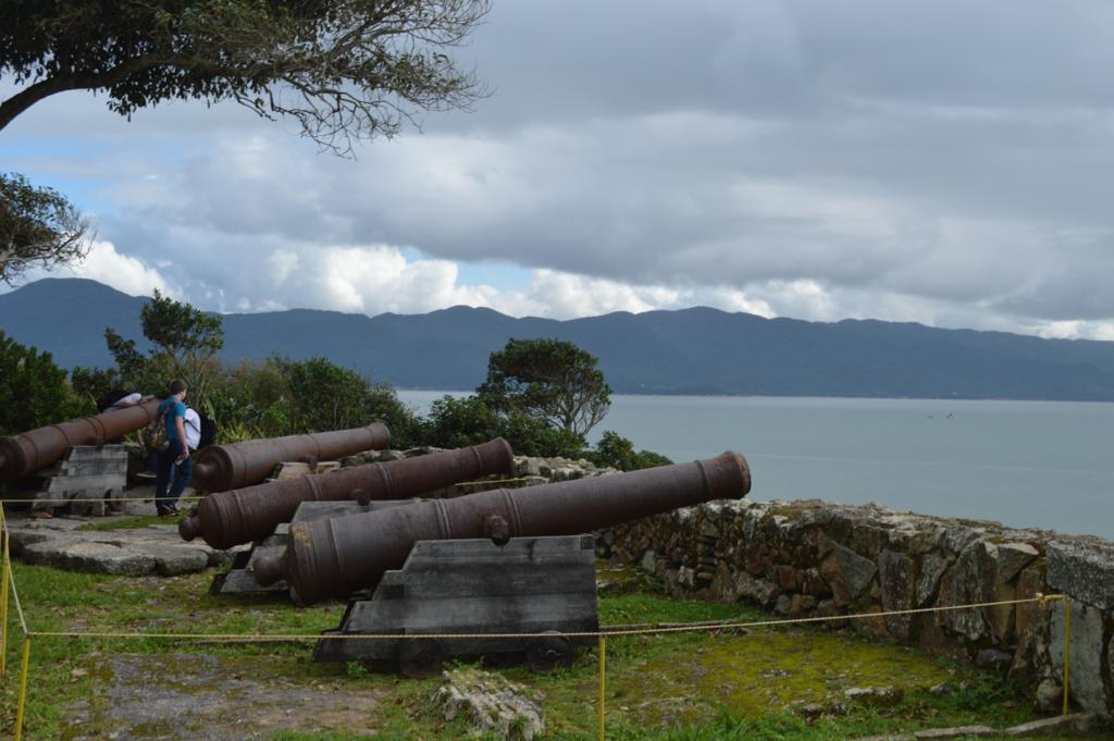 A Fortaleza de São José da Ponta Grossa localiza-se entre as praias do Forte e do Jurerê, no litoral do estado de Santa Catarina, no Brasil. 