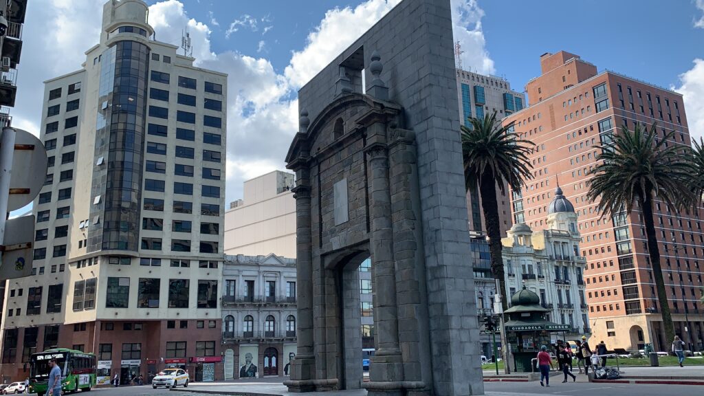 A Porta da Cidadela é um marco turístico de Montevidéu, construída durante o século XVIII para permitir o acesso à Cidadela de Montevidéu, uma grande fortaleza militar construída pelos espanhóis para a defesa terrestre da cidade murada