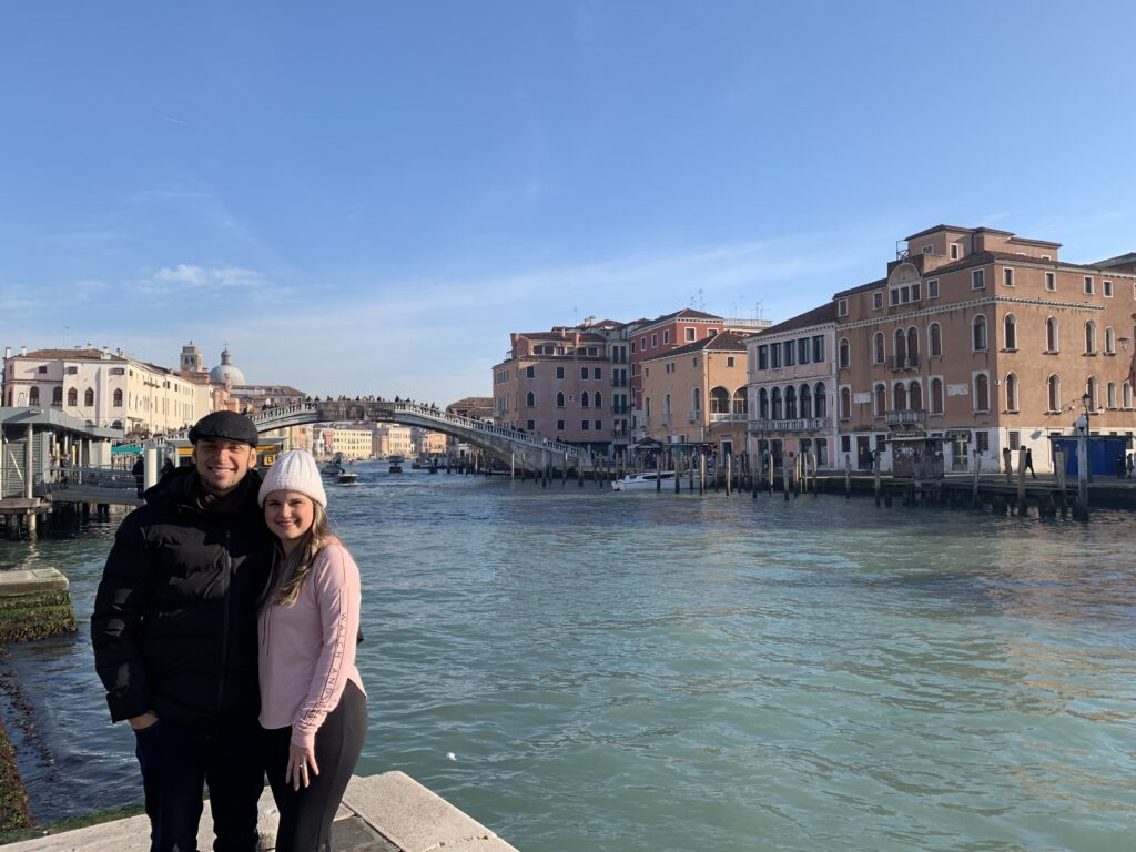 A Ponte de Rialto é a ponte em arco mais antiga e mais famosa sobre o Grande Canal, na cidade italiana de Veneza. Ela foi formalmente a única ligação permanente entre os dois lados do Grande Canal, até abrirem as restantes travessias.