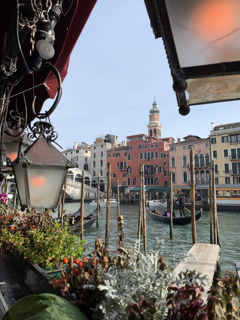 O Grande Canal é o maior e mais importante canal da cidade italiana de Veneza
