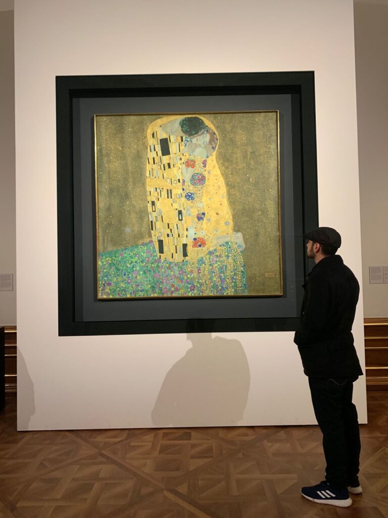 O beijo é um quadro do pintor austríaco Gustav Klimt. Executada em óleo sobre tela, é uma das obras mais conhecidas de Klimt.