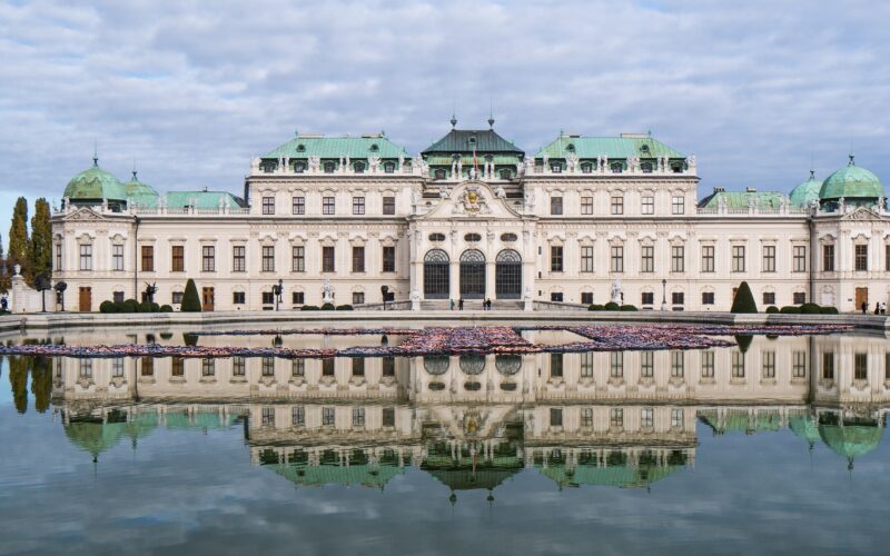 O Palácio de Schönbrunn, conhecido também como o Palácio de Versalhes de Viena, é um dos principais monumentos históricos e culturais da Áustria.