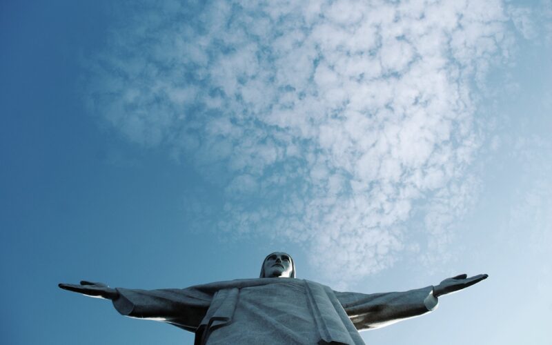 Cristo Redentor é uma estátua art déco que retrata Jesus Cristo, localizada no topo do morro do Corcovado, a 709 metros acima do nível do mar, com vista para parte considerável da cidade brasileira do Rio de Janeiro