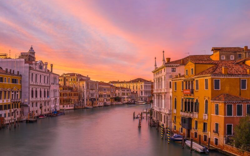 Veneza, a capital da região de Vêneto, no norte da Itália, é formada por mais de 100 pequenas ilhas em uma lagoa no Mar Adriático.