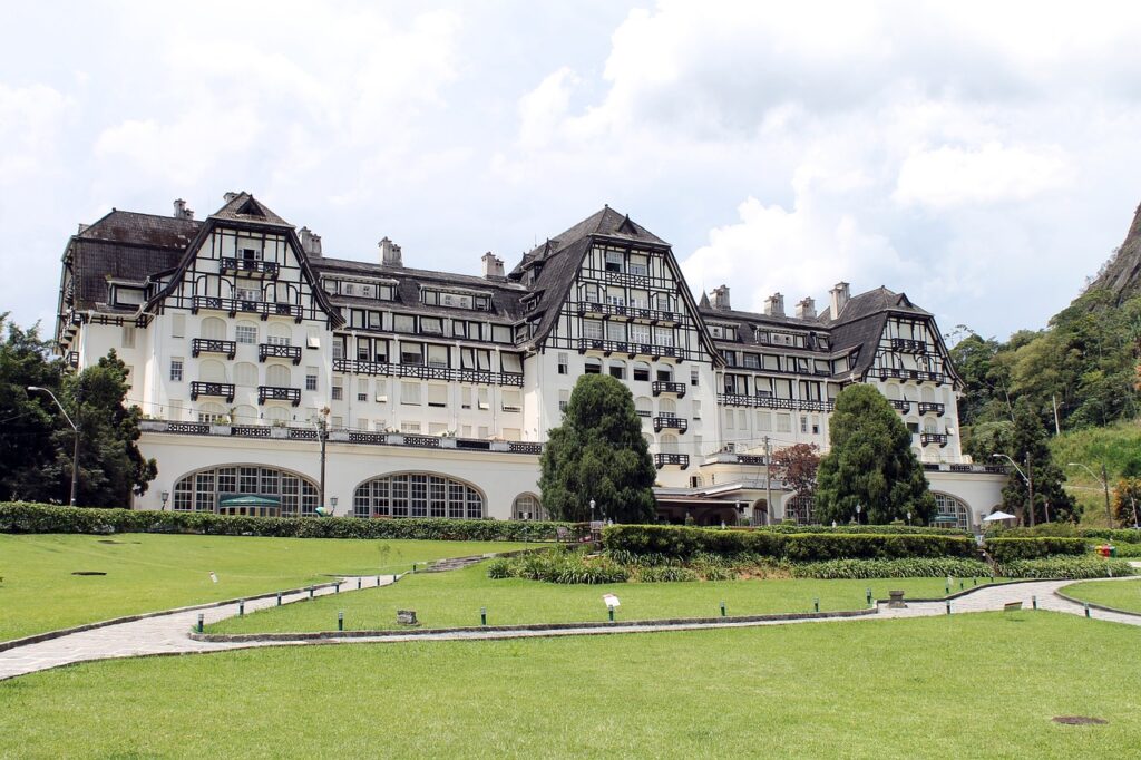 Um dos prédios mais imponentes da cidade, o Hotel Quitandinha vale a visita