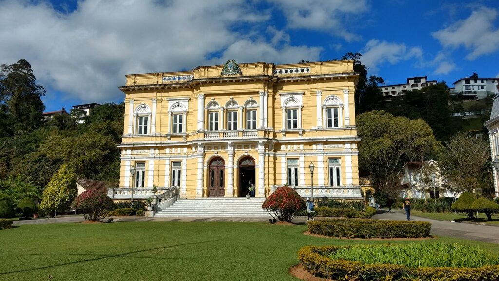 Atual prefeitura, a Casa Amarela faz parte da arquitetura icônica da cidade